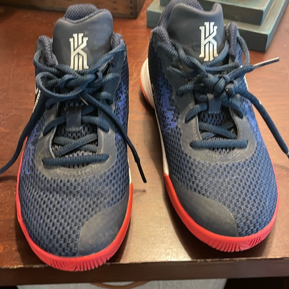 Nike Kyrie boy’s basketball shoes